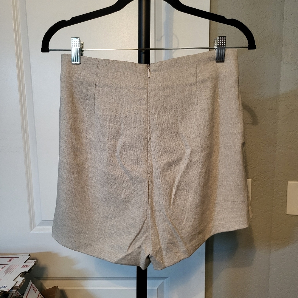 CLEARANCE! Women's Tan Pleated Shorts with Versatile Tie Detail, Large, Like New - Picture 3 of 8